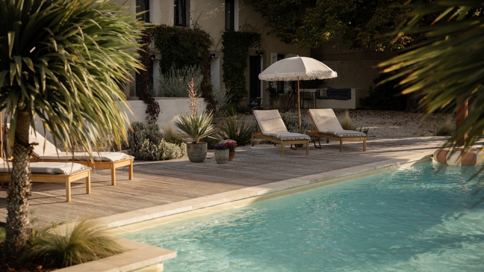 Zwembad bij de Provence villa zonder tekstoverlay